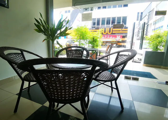 CloverPort Dickson Hotel